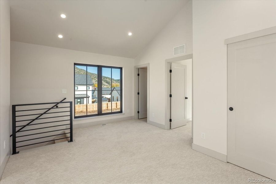 Spacious, unfurnished interior of a new home in , Salida (Image 33).