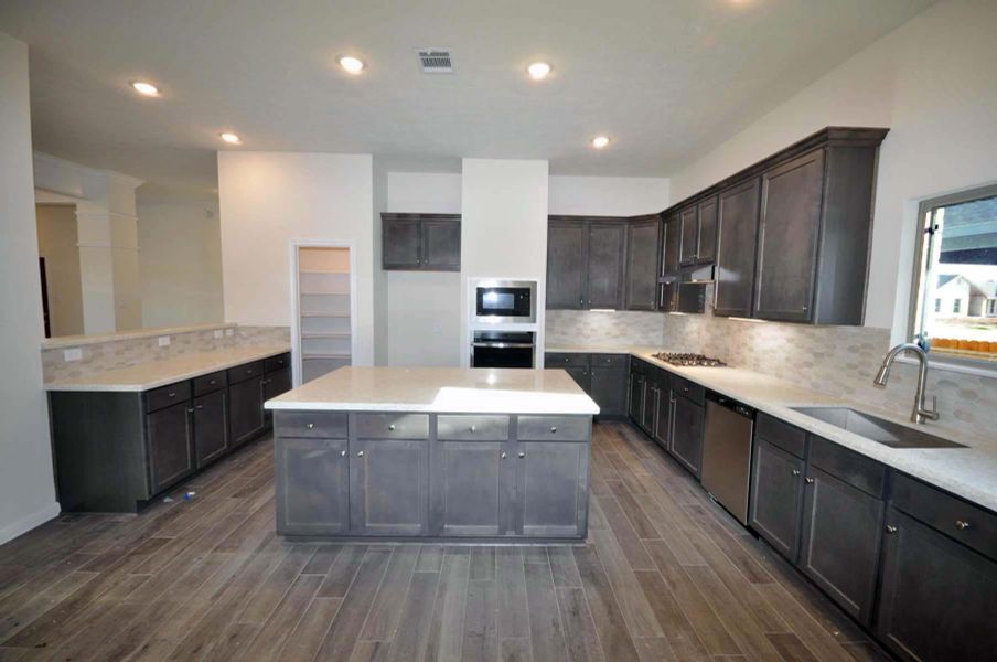 Furnished interior view inside a new home in Pedregal, League City (Image 5).