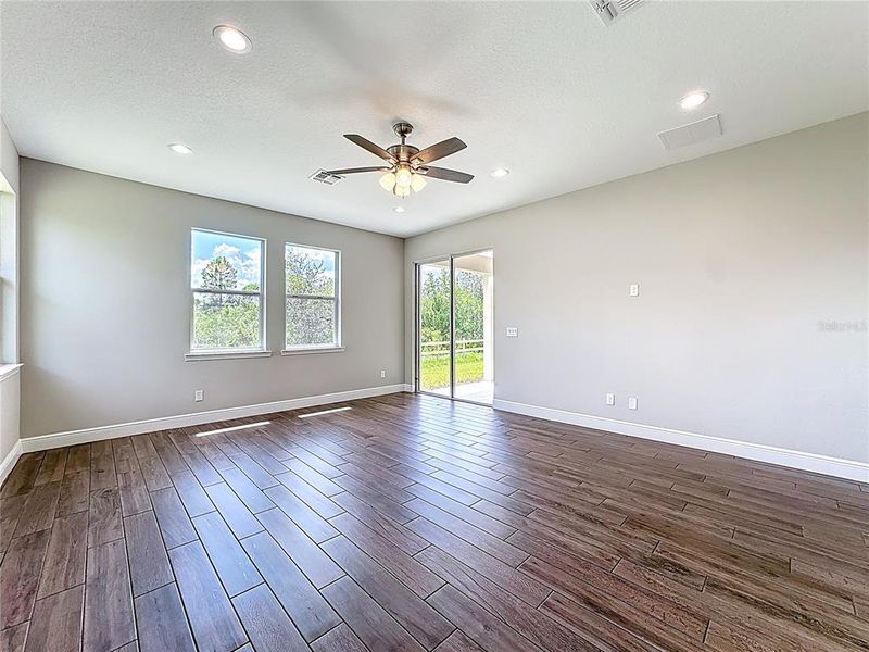 Spacious, unfurnished interior of a new home in , Orlando (Image 30).