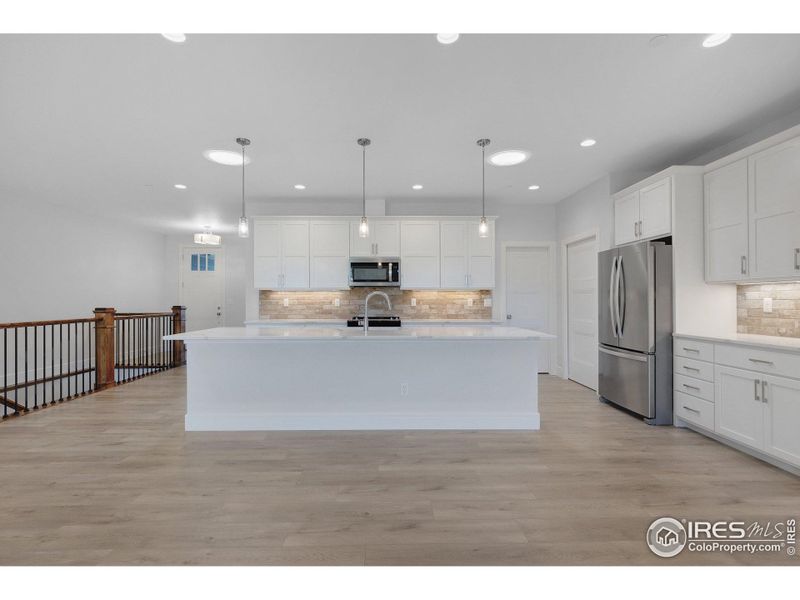 Custom cabinetry with 42" uppers w/ soft-close doors & drawers