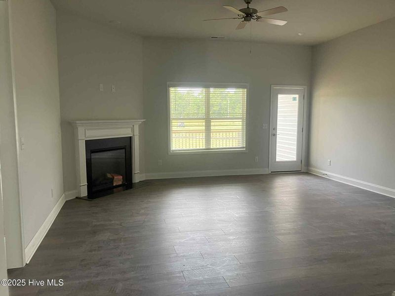 Spacious, unfurnished interior of a new home in Fairfield Harbour, New Bern (Image 11).