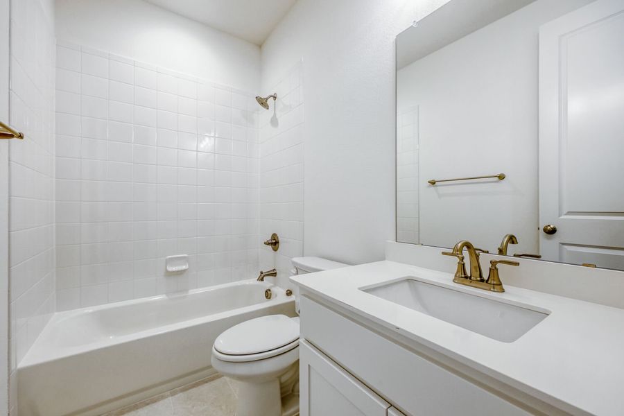 180 Buffalo - Full Bathroom
