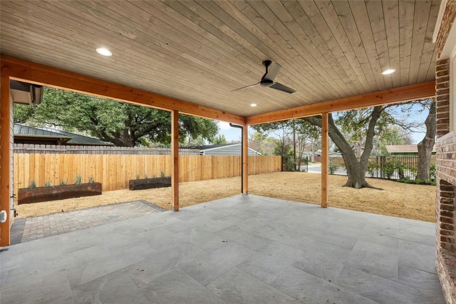 400 SF Covered Patio, Fireplace