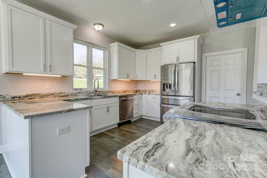 Kitchen with auto on and off  under cabinet lights