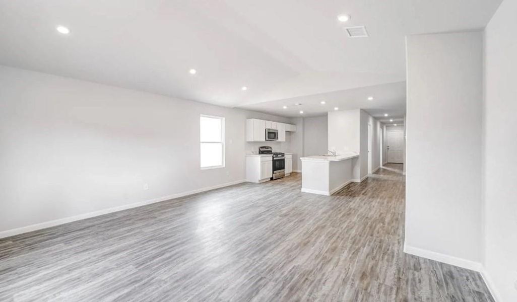 Spacious, unfurnished interior of a new home in Stoney Ridge, Hudson (Image 6).
