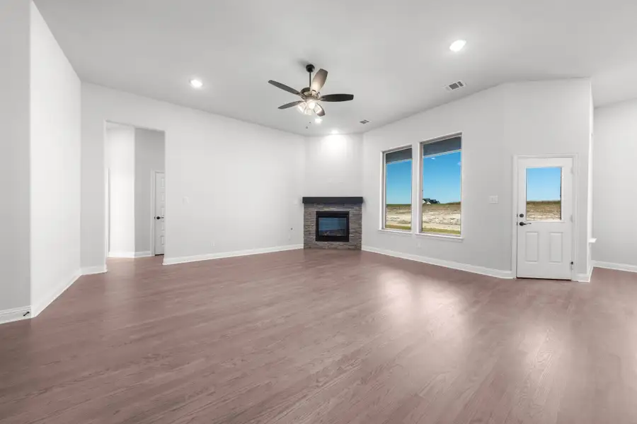 Spacious, unfurnished interior of a new home in Levante, Waxahachie (Image 19).