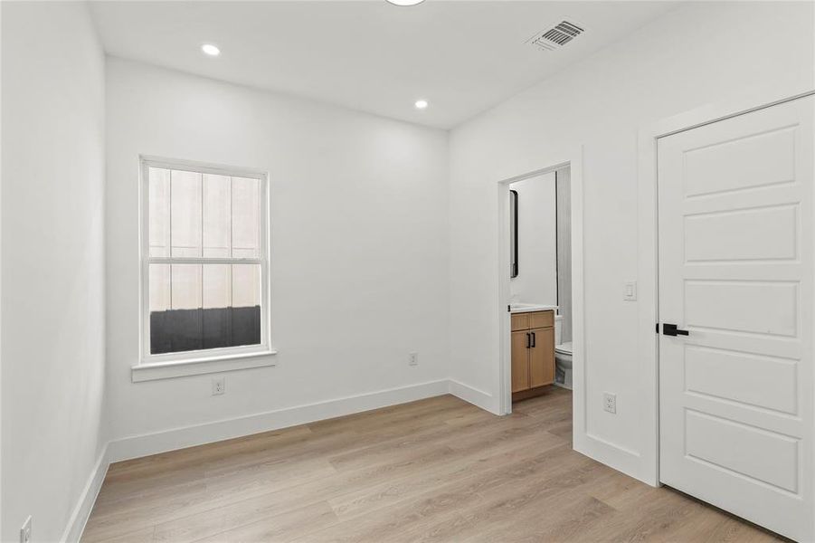 Spacious, unfurnished interior of a new home in , Dallas (Image 24).