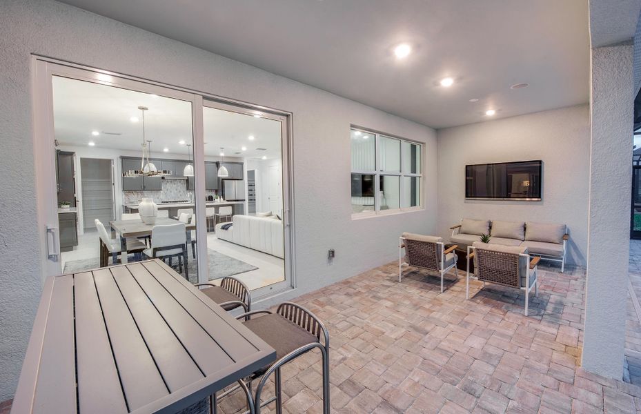 Spacious covered lanai Spacious covered lanai