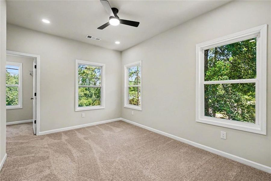 Spacious, unfurnished interior of a new home in , Gainesville (Image 14).