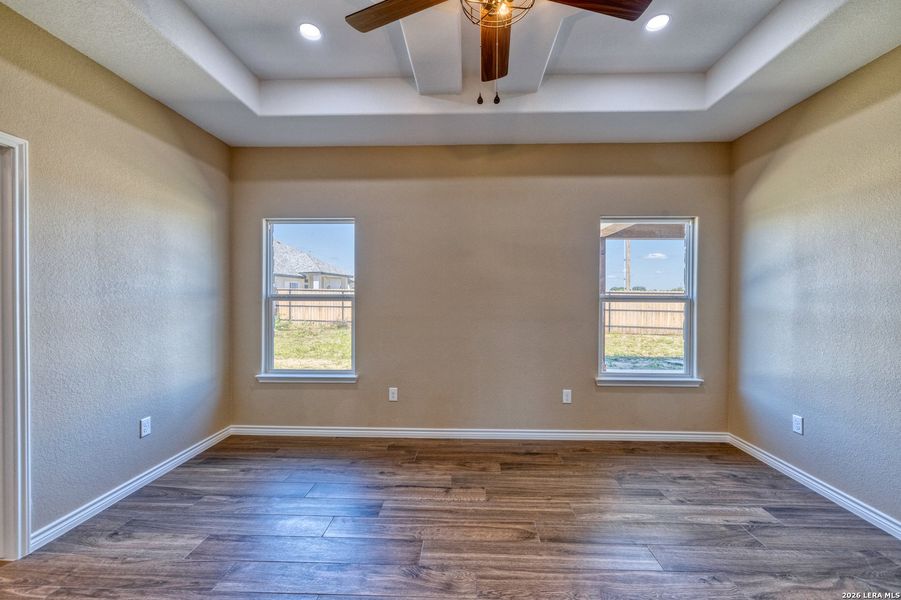 Spacious, unfurnished interior of a new home in , Uvalde (Image 18).