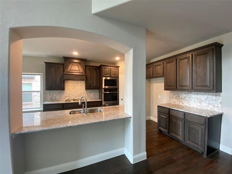 Kitchen decorative arch is open to family room