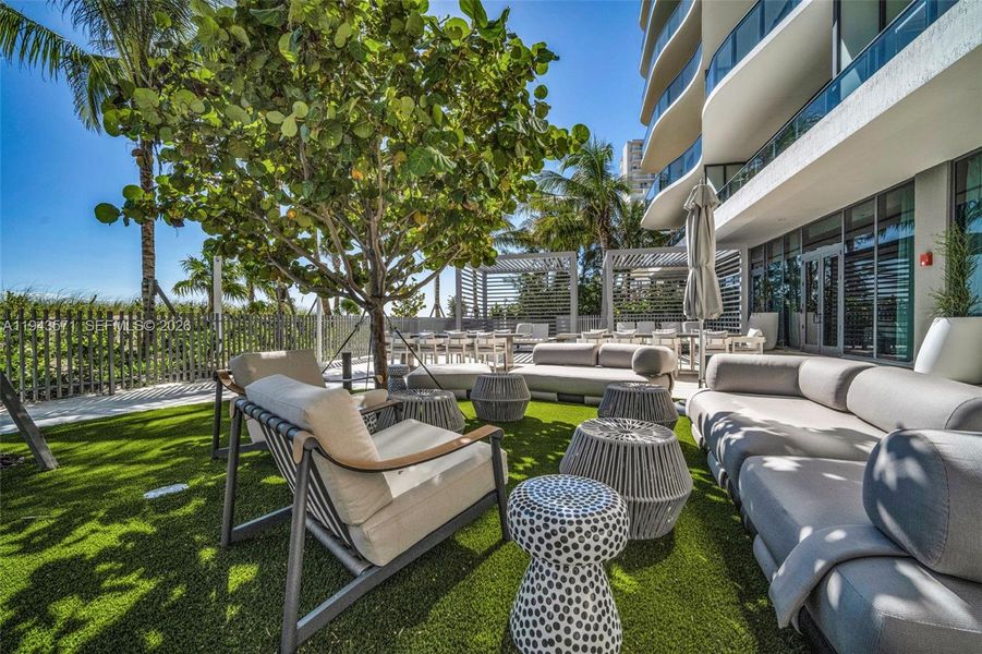 Condo located in Pompano Beach, FL showcasing its design and architecture (Image 30).