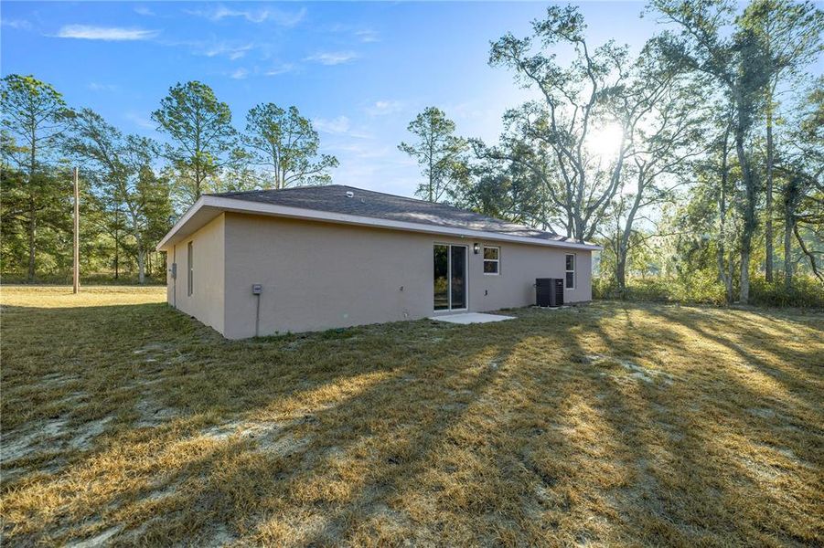 Exterior details and patio area of a home in , Dunnellon (Image 3).