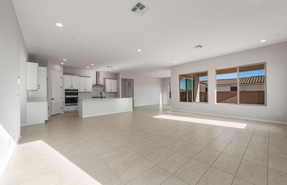 Spacious, unfurnished interior of a new home in Artisan at Asante, Surprise (Image 27).