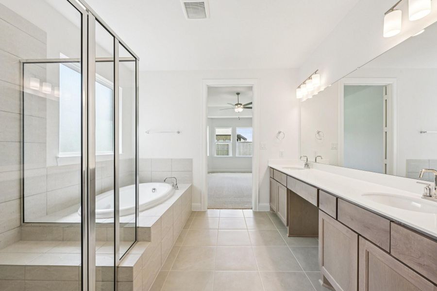 Furnished interior view inside a new home in Evergreen 55', Conroe (Image 14).