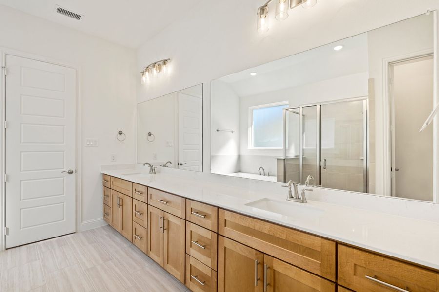 Furnished interior view inside a new home in Myrtle Creek, Waxahachie (Image 12).