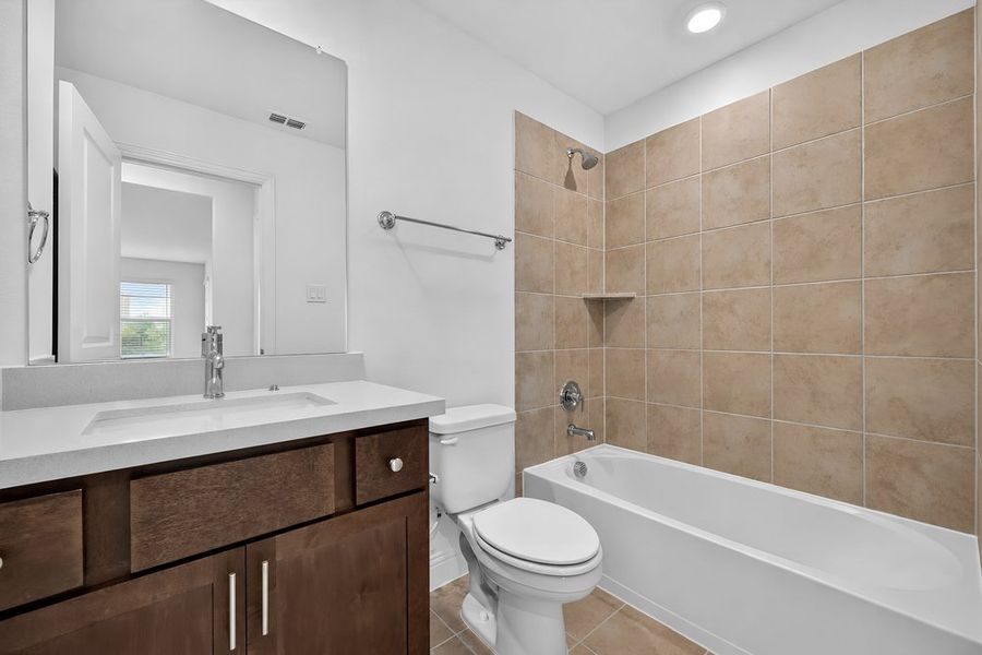 Furnished interior view inside a new home in Madero 50s, Fort Worth (Image 11).