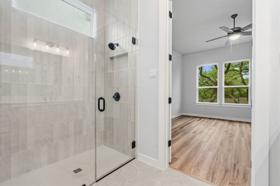 Spacious, unfurnished interior of a new home in Wolf Ranch, Georgetown (Image 47).