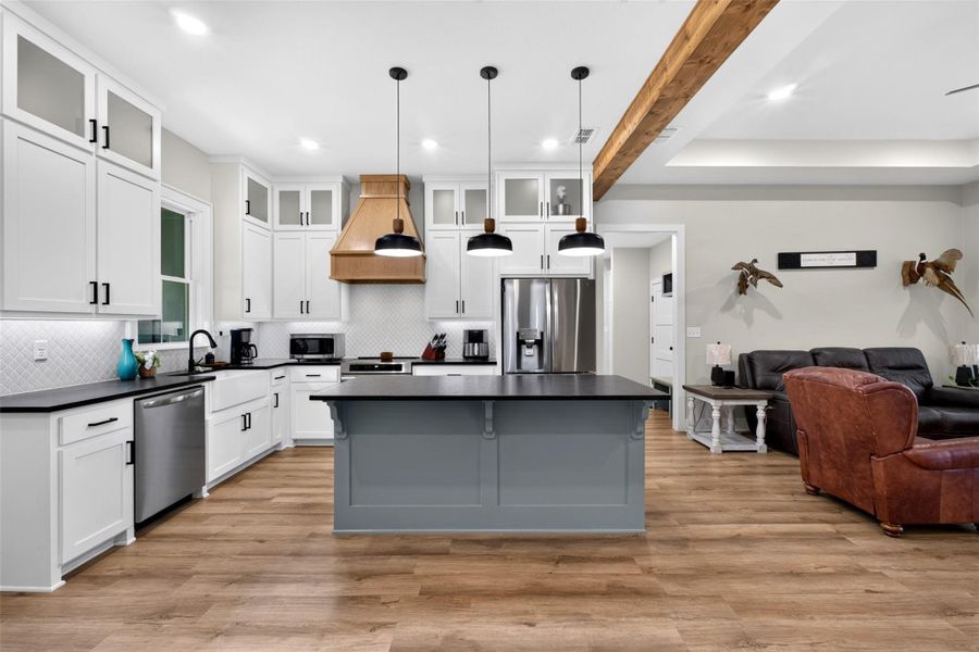 Furnished interior view inside a new home in , Kilgore (Image 9).
