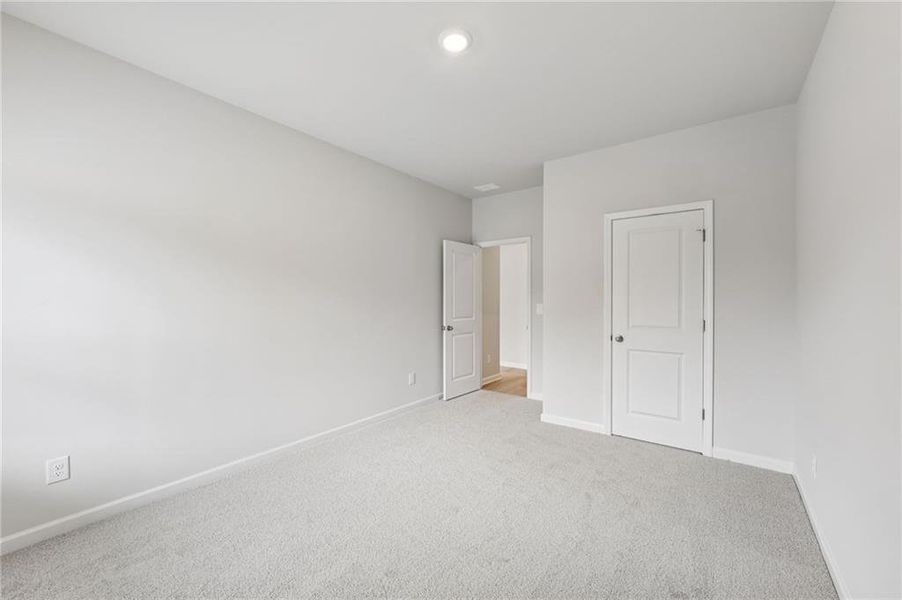 Spacious, unfurnished interior of a new home in Westmont Preserve, Powder Springs (Image 24).