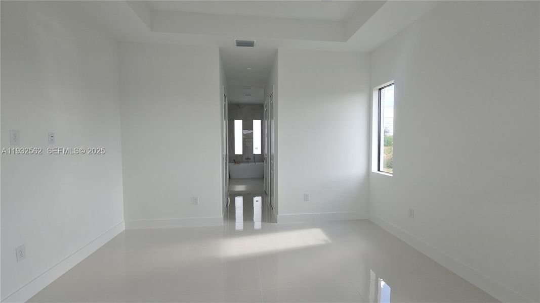Spacious, unfurnished interior of a new home in , Lehigh Acres (Image 20).