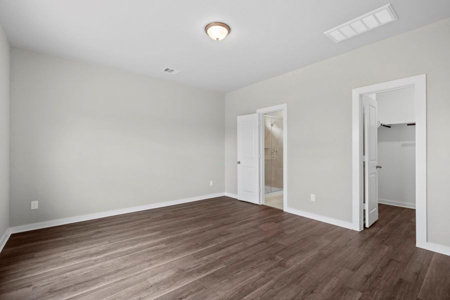 Spacious, unfurnished interior of a new home in Laurel Landing 40', Alvin (Image 14).