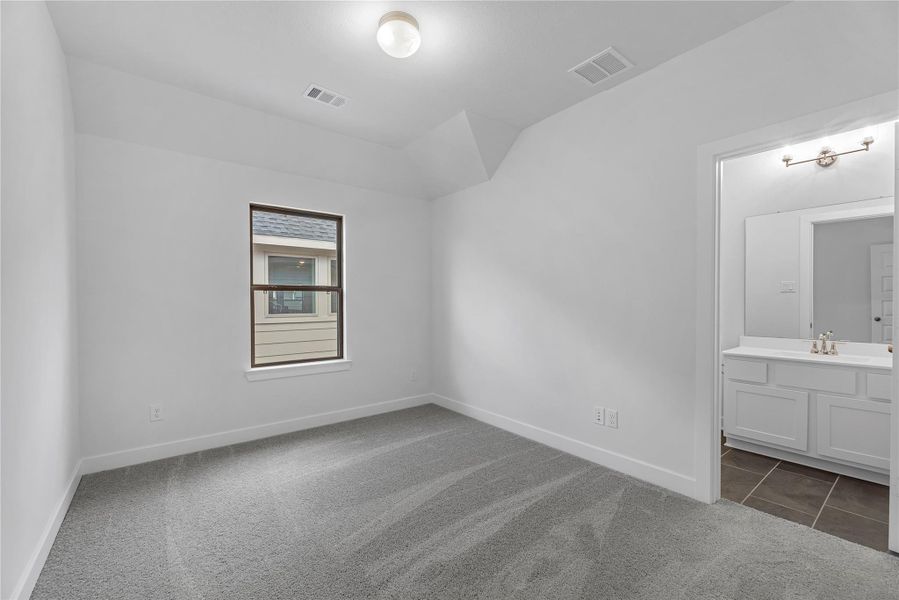 Spacious, unfurnished interior of a new home in Sienna, Missouri City (Image 10).