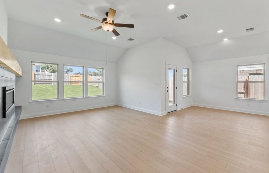 Spacious, unfurnished interior of a new home in Crescent Bluff, Georgetown (Image 27).