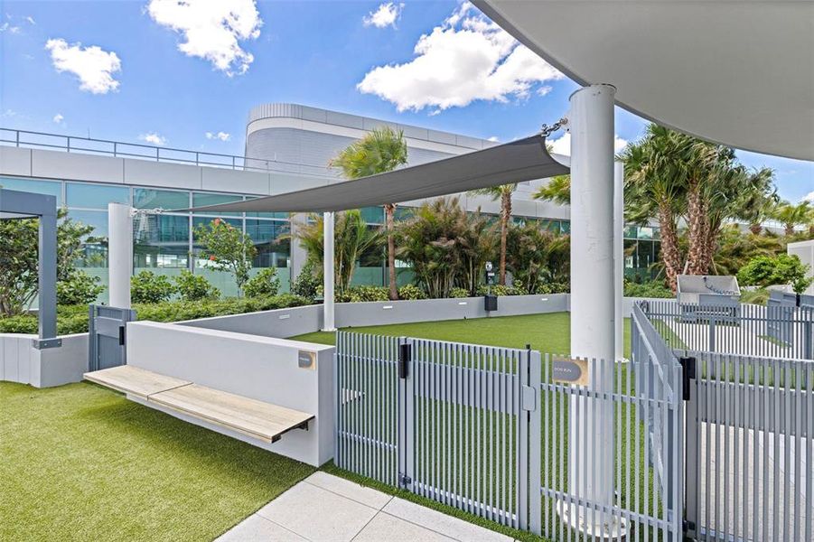 Exterior details and patio area of a home in , St. Petersburg (Image 30).
