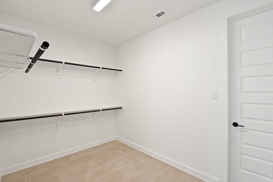 Spacious, unfurnished interior of a new home in Wolf Ranch, Georgetown (Image 40).