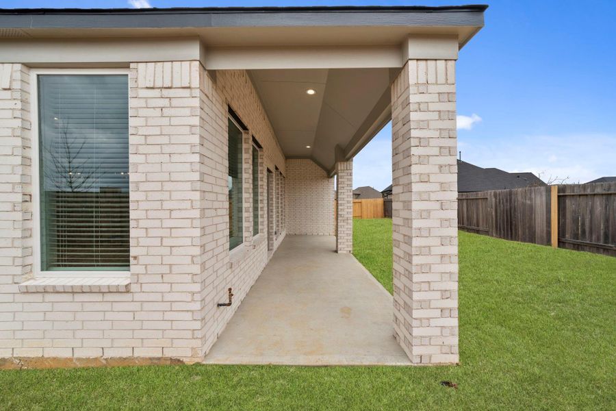 Exterior details and patio area of a home in Beacon Hill, Waller (Image 4).