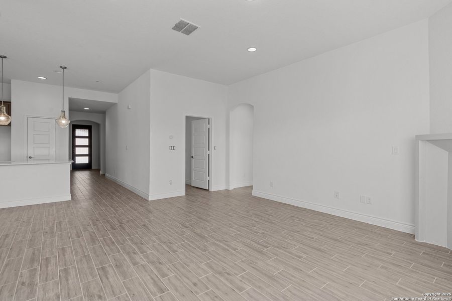 Spacious, unfurnished interior of a new home in Bison Ridge, San Antonio (Image 21).