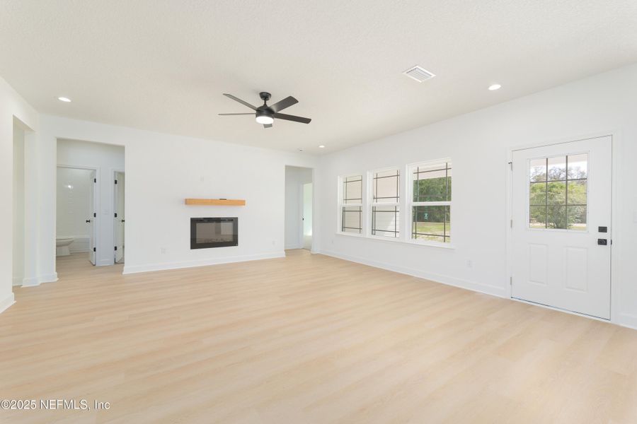 Spacious, unfurnished interior of a new home in , Middleburg (Image 27).