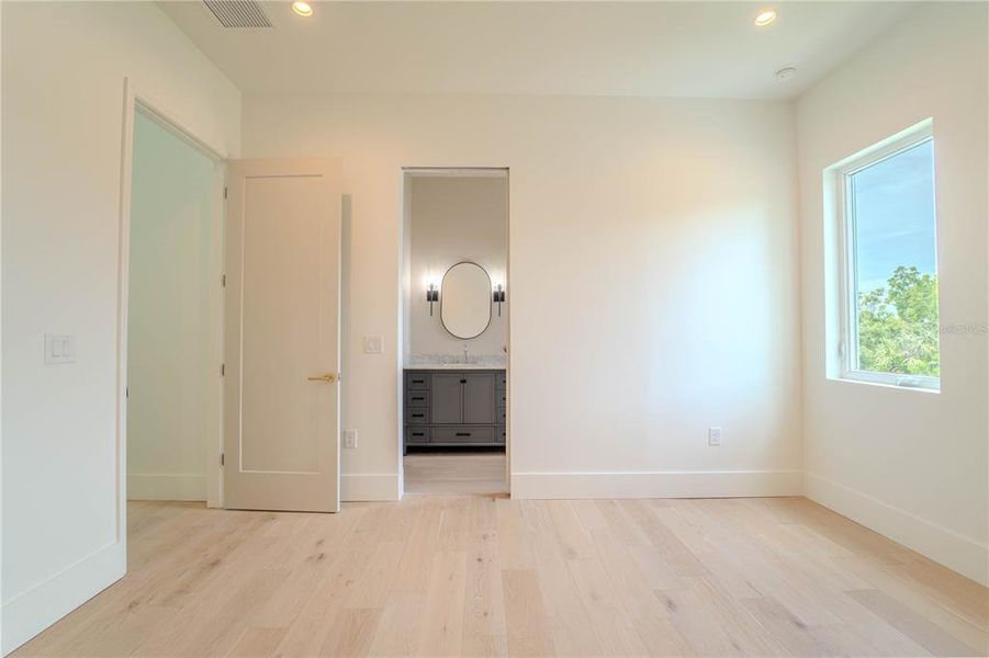 Spacious, unfurnished interior of a new home in , Tampa (Image 78).