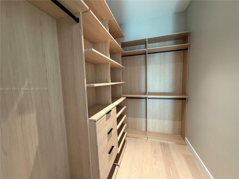 Spacious, unfurnished interior of a new home in , Hollywood (Image 24).