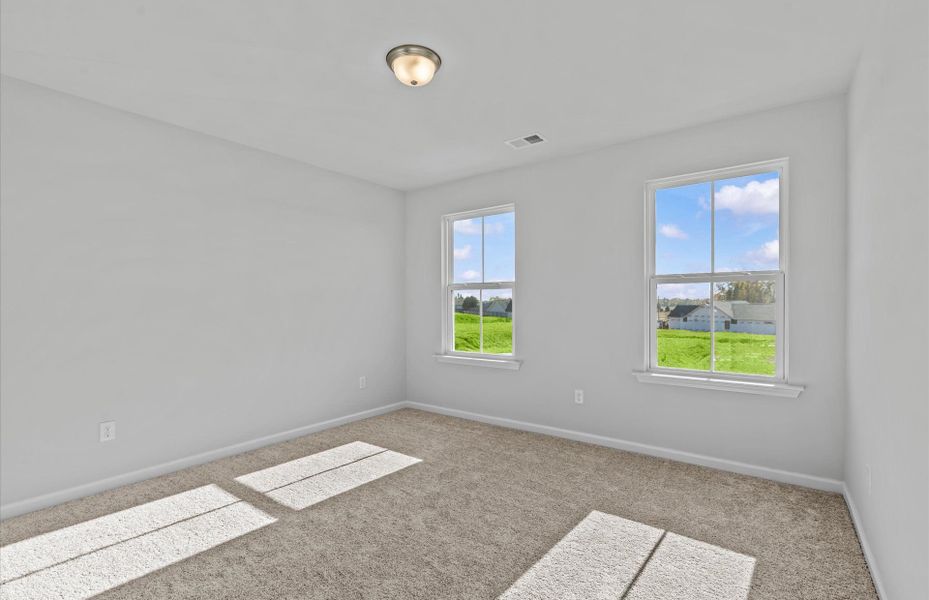 Spacious, unfurnished interior of a new home in Sparrow Creek, Boiling Springs (Image 28).