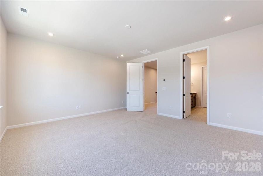 Light Filled Primary en Suite Light Filled Primary en Suite