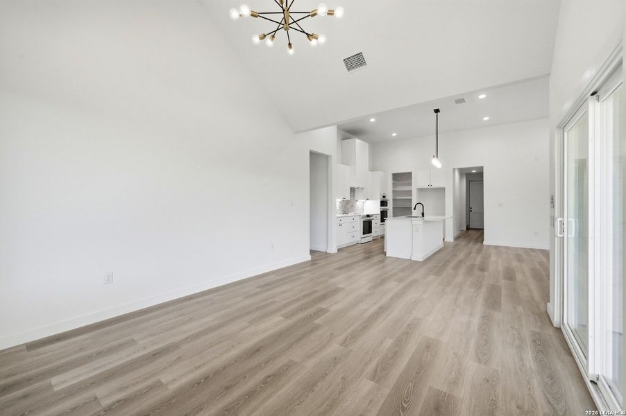 Spacious, unfurnished interior of a new home in , Canyon Lake (Image 15).