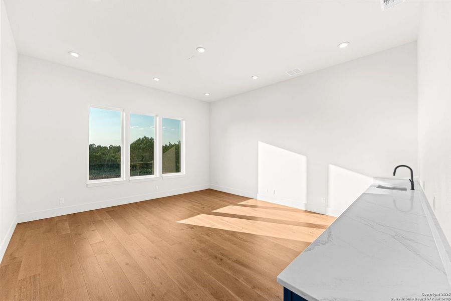 Spacious, unfurnished interior of a new home in , Bandera (Image 23).