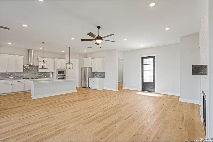 Spacious, unfurnished interior of a new home in Potranco West, Castroville (Image 16).