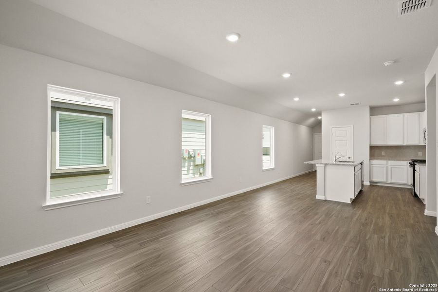 Spacious, unfurnished interior of a new home in Timber Creek, San Antonio (Image 13).
