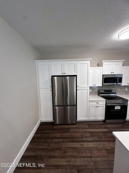 Spacious, unfurnished interior of a new home in , Jacksonville (Image 12).