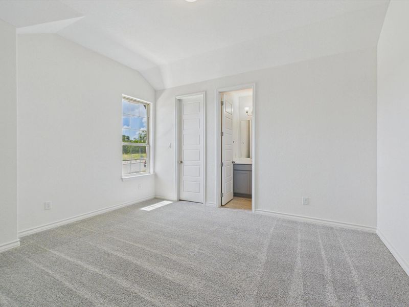 Spacious, unfurnished interior of a new home in Potranco Oaks, Castroville (Image 25).