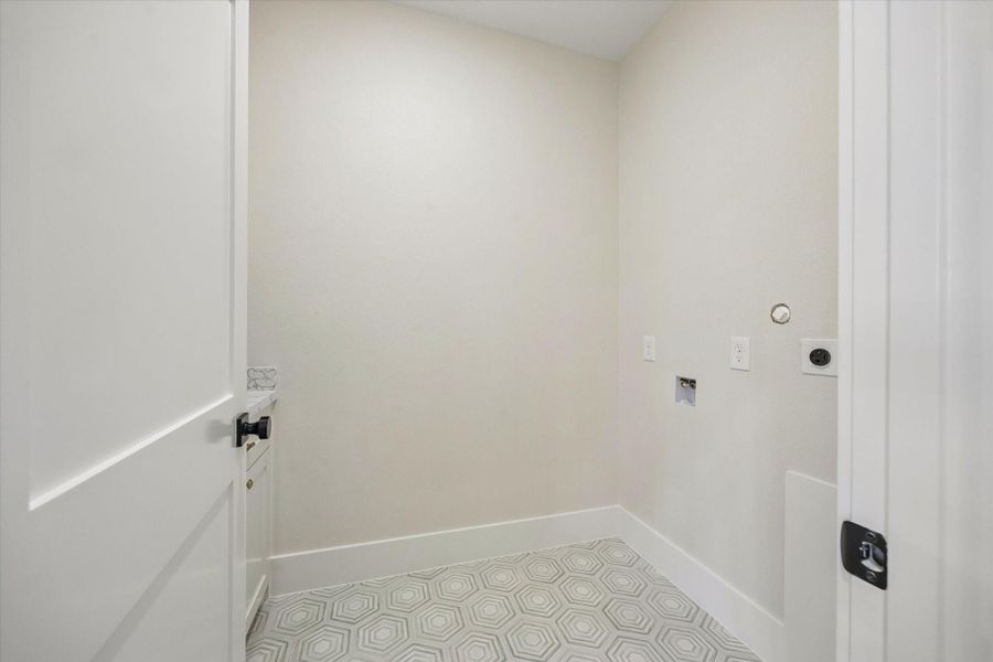 Spacious, unfurnished interior of a new home in , Houston (Image 44).