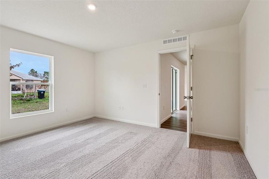 Spacious, unfurnished interior of a new home in Palm Bay Classic, Palm Bay (Image 31).