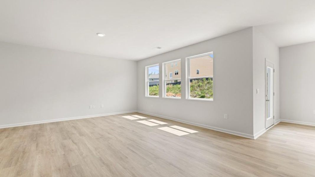 Spacious, unfurnished interior of a new home in Oaks at Cedar Grove, Fairburn (Image 27).