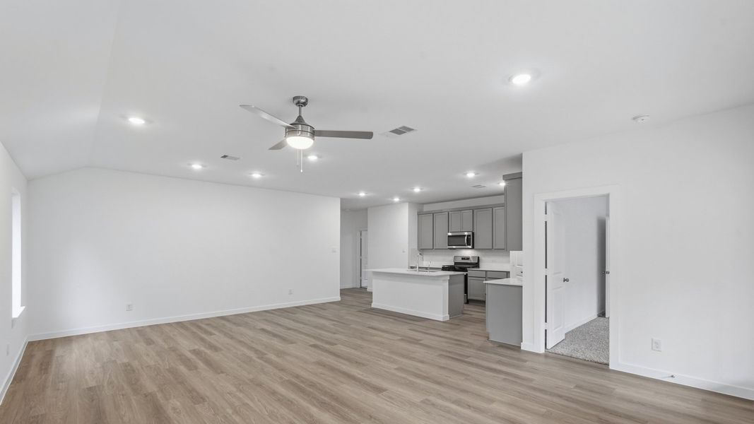 Spacious, unfurnished interior of a new home in Silverthorne, Conroe (Image 22). Spacious, unfurnished interior of a new home in Silverthorne, Conroe (Image 22).