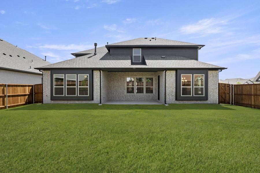 Exterior details and patio area of a home in Lake Shore Village, Rowlett (Image 19).