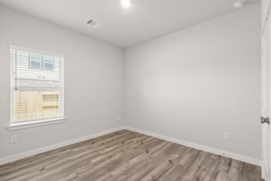 Spacious, unfurnished interior of a new home in Country Creek, Mont Belvieu (Image 17).