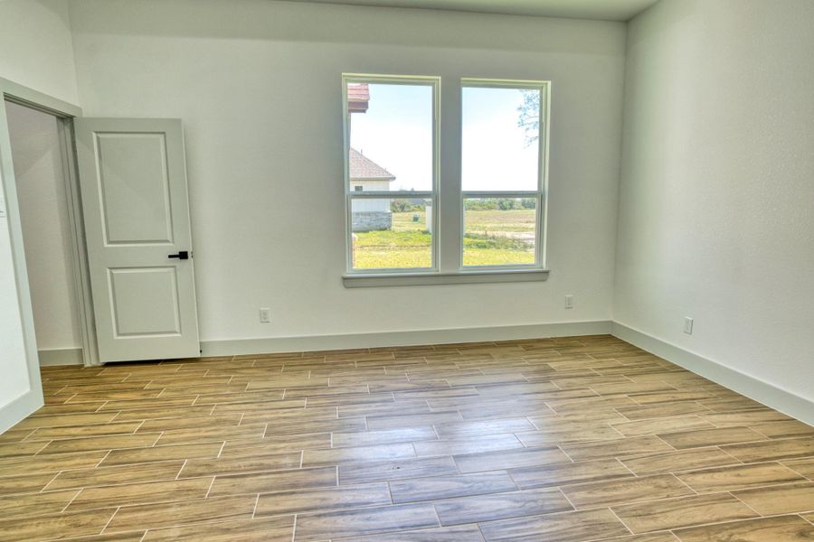 Spacious, unfurnished interior of a new home in , Angleton (Image 29).